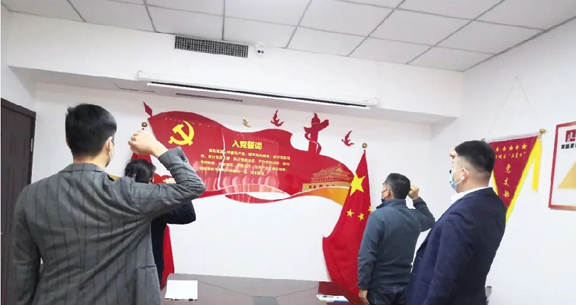 全体党员起立重温入党誓词